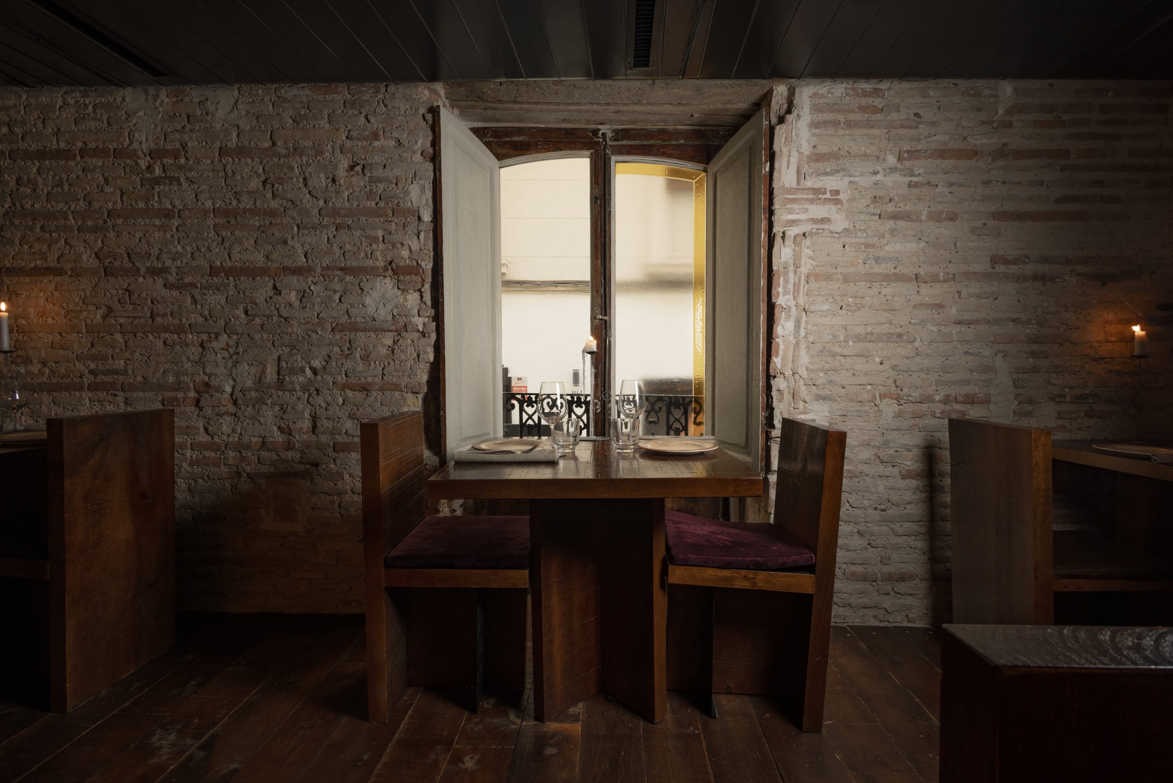 Mesa junto a la ventana